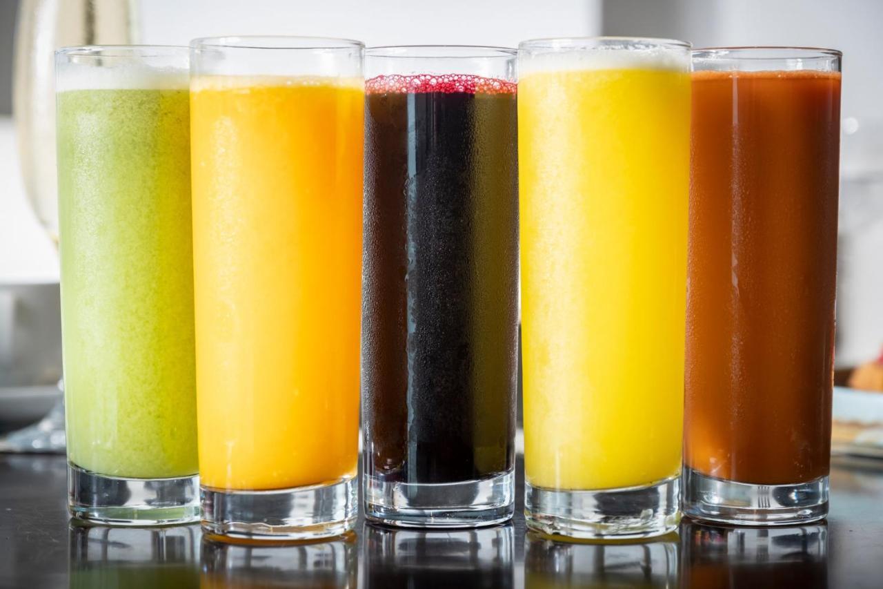 Kimpton Epic Hotel By Ihg Miami Ngoại thất bức ảnh Various fruit juices