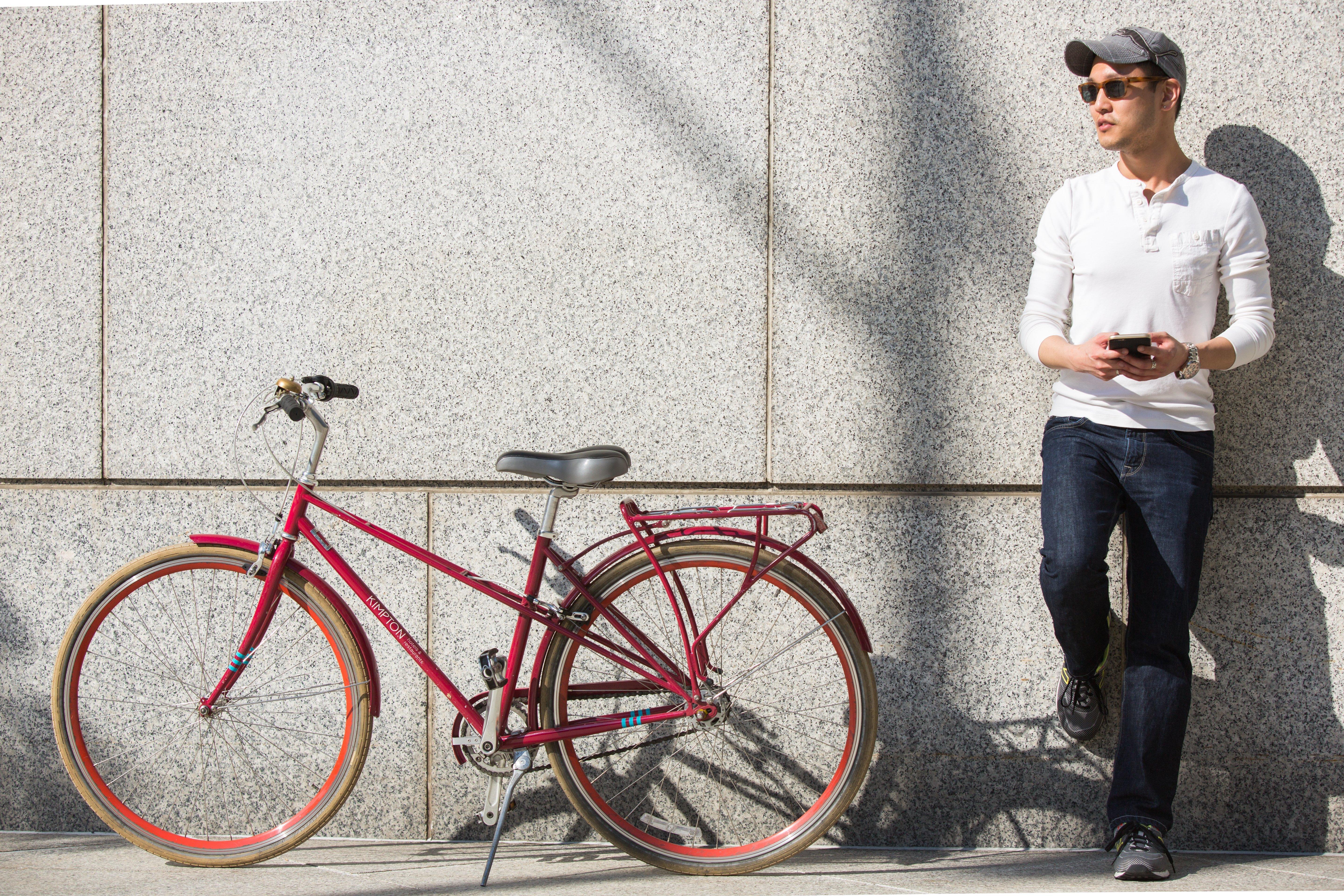 Kimpton Epic Hotel By Ihg Miami Ngoại thất bức ảnh A man with a bicycle