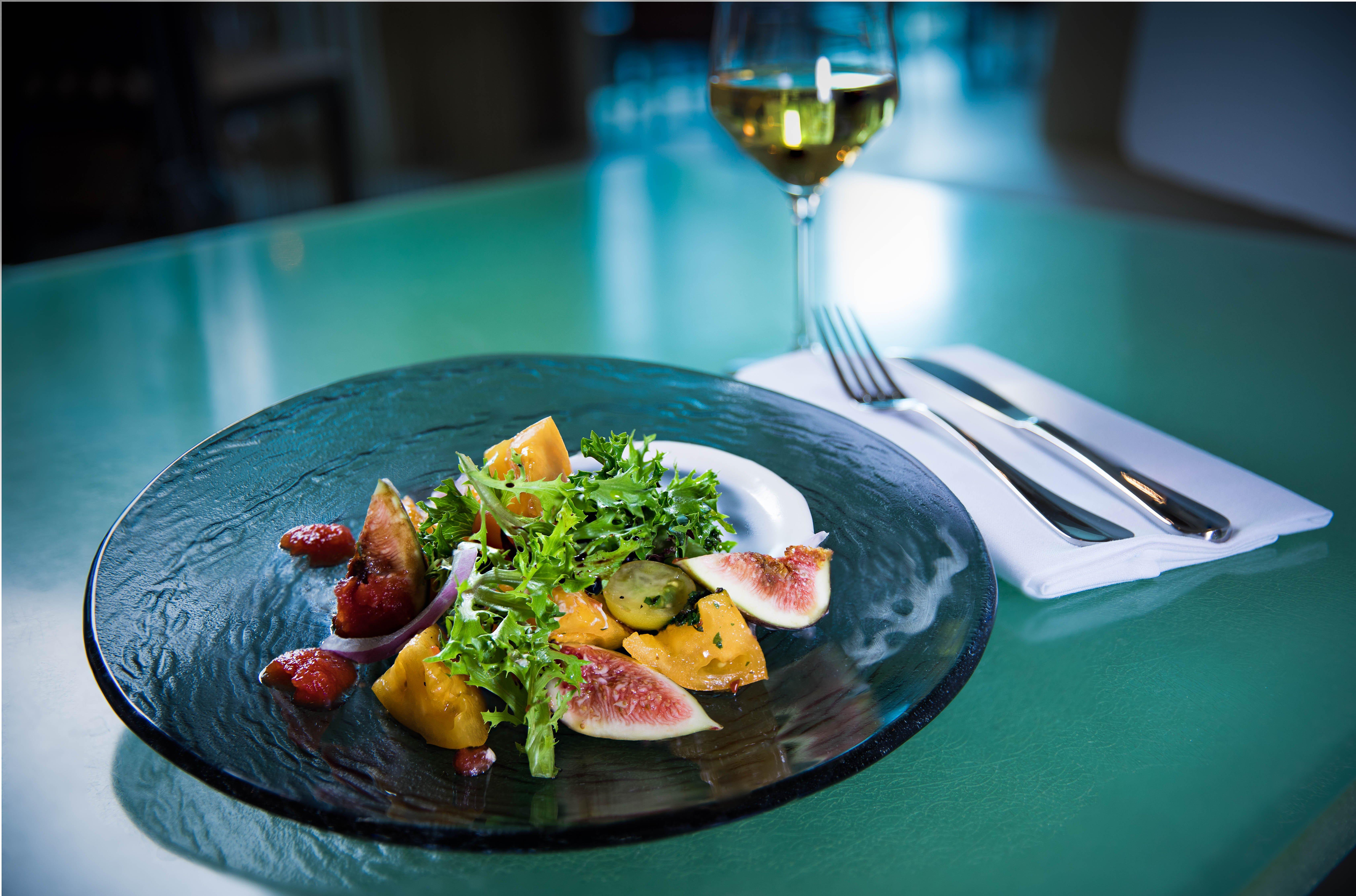 Kimpton Epic Hotel By Ihg Miami Ngoại thất bức ảnh A salad with a glass of wine