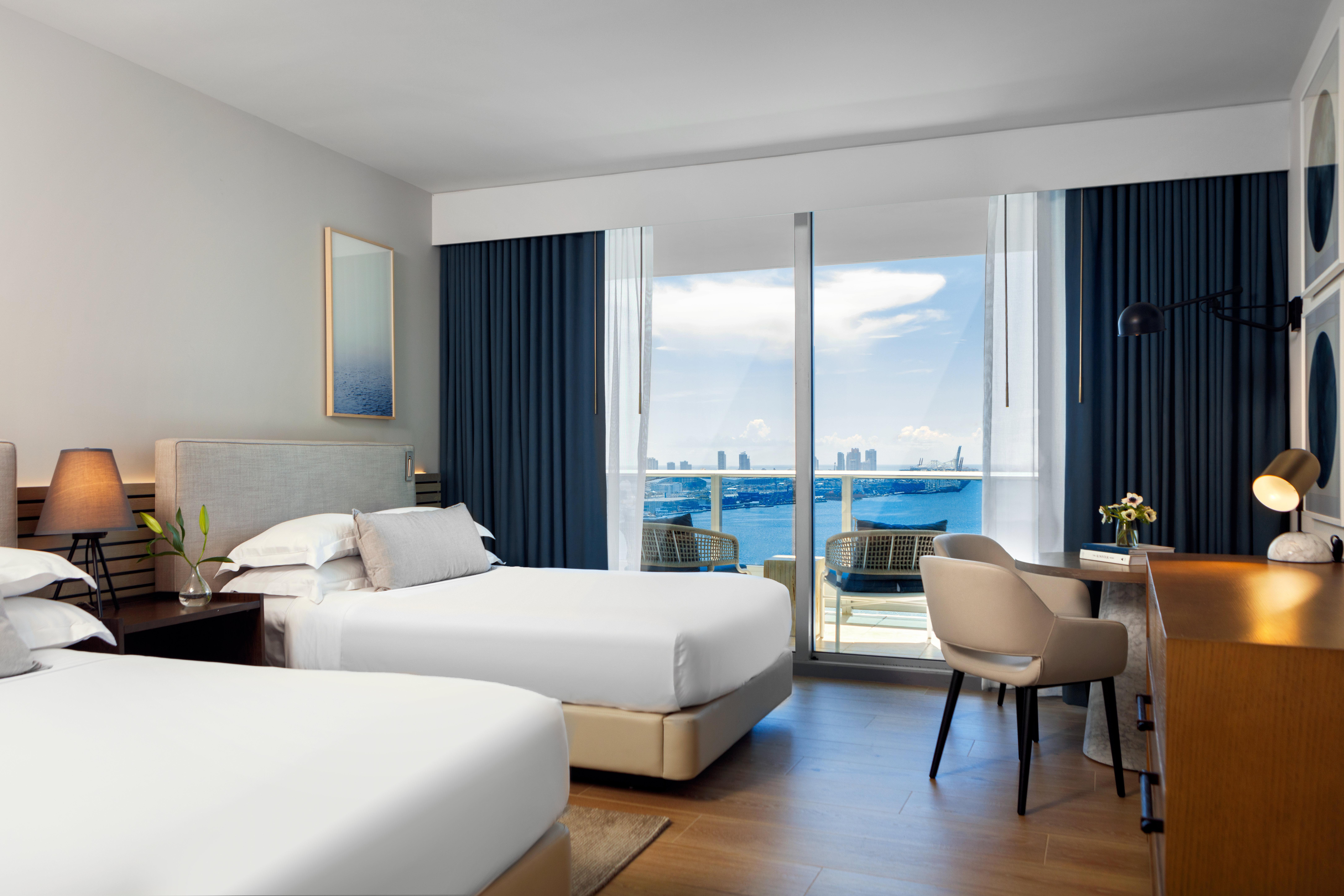 Kimpton Epic Hotel By Ihg Miami Ngoại thất bức ảnh A guest room at the Hilton San Diego Bayfront
