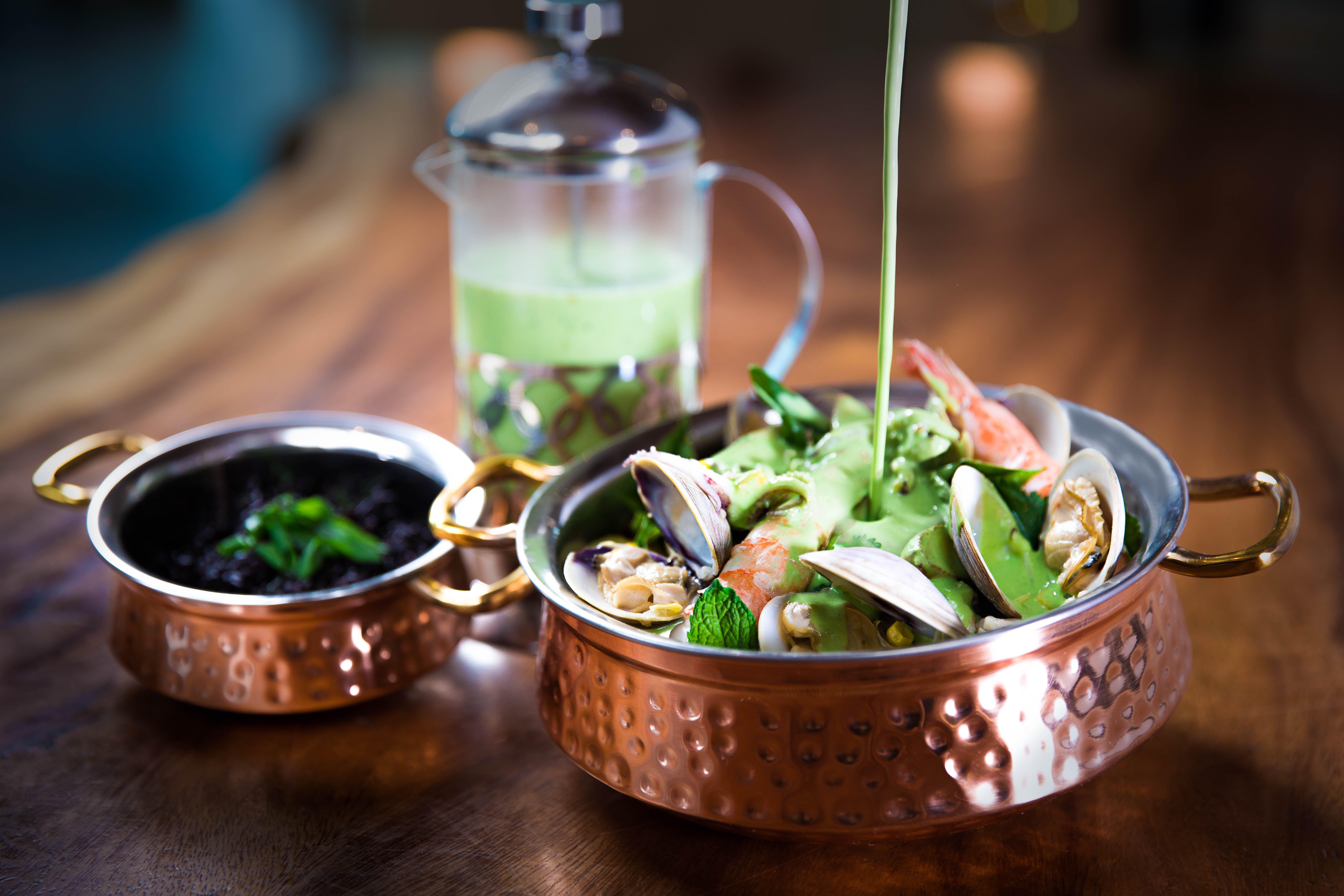 Kimpton Epic Hotel By Ihg Miami Ngoại thất bức ảnh A salad being dressed with a vinaigrette